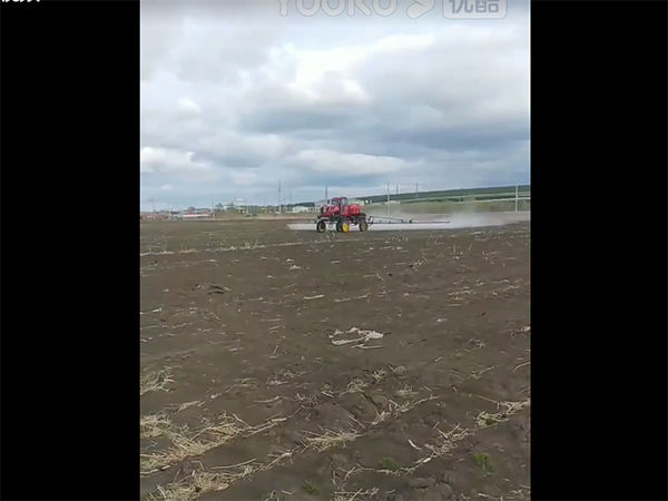 大坡地自走式噴桿噴霧機作業視頻